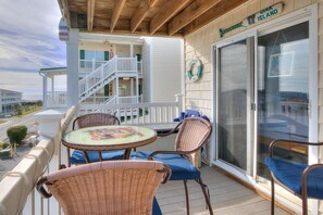 Outdoor dining - OW 3201-Flirty Flamingo: Oceanview condo in Oak Island, sleeps 10, pet-friendly. (Oak Island)