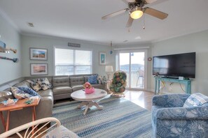 Living area - OW 3201-Flirty Flamingo: Oceanview condo in Oak Island, sleeps 10, pet-friendly. (Oak Island)