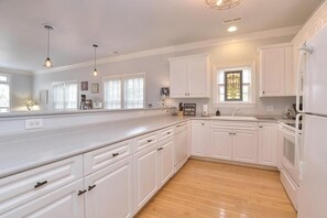 Fridge, microwave, oven, stovetop - 1 BR/1 BA Condo, downtown Southport, NC, Sleeps 2 (Southport)