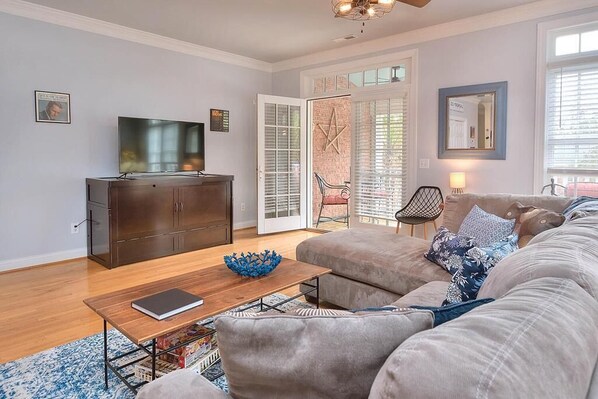 Flat-screen TV - 1 BR/1 BA Condo, downtown Southport, NC, Sleeps 2 (Southport)