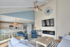 Smart-TV, DVD-spiller, bøker og filmbibliotek