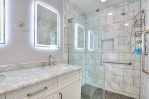 Bathtub, hair dryer, towels - Experience beachfront bliss at The Salty Owl in Oak Island, perfect for 14 guests! (Oak Island)