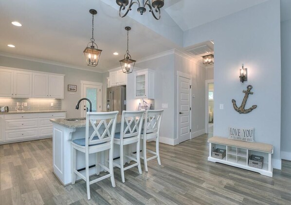 Kylskåp, mikrovågsugn, ugn och spishäll