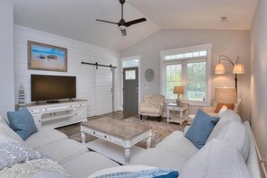 Smart-tv, dvd-spelare, böcker och ett filmbibliotek