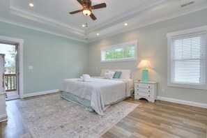 3 bedrooms, iron/ironing board, free WiFi, bed sheets - Captain Morgans Cove: Spacious 3BR retreat in OKI with modern amenities and nearby beach access. (Oak Island)