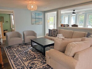Smart TV, books - Don't Look Back in Anchor- cozy 3BR home, perfect for families or events! (Oak Island)