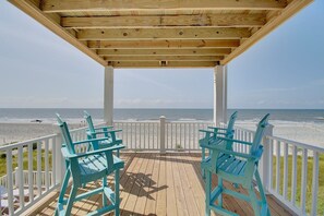Property grounds - Experience oceanfront luxury at AfterDune Delight, Oak Island's ideal getaway for 20 guests. (Oak Island)