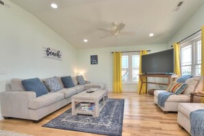 Smart TV - Cheerful 3BR/2BA Home-2nd Row,Ocean Views,Steps to Beach,Sleeps6 (Oak Island)