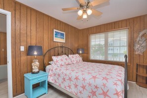 4 bedrooms, desk, iron/ironing board, WiFi