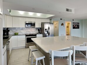 Leilighet, flere senger, adgang til basseng, bassengutsikt (#409 - No Pets) | Eget kjøkken | Kjøleskap, mikrobølgeovn, ovn og kokeplater