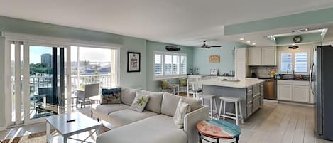 Appart'hÎtel, plusieurs lits, accÚs piscine, vue piscine (#409 - No Pets) | Coin séjour | Télévision à écran plat de 42 pouces avec chaßnes par cùble, télévision