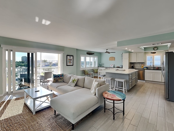 Leilighet, flere senger, adgang til basseng, bassengutsikt (#409 - No Pets) | Oppholdsområde | En 42-tommers Flatskjerm-TV med kabel-kanaler samt TV