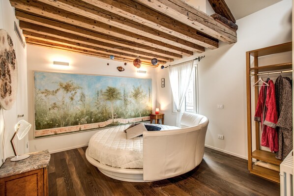 3 chambres, coffres-forts dans les chambres, fer et planche à repasser