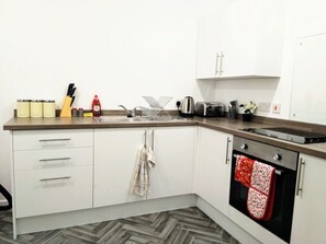 Kühlschrank, Mikrowelle, Ofen, Herdplatte