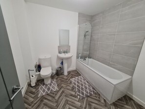 Duschwanne, Handtücher, Seife, Toilettenpapier