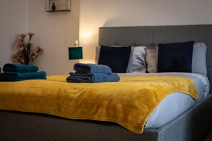 2 habitaciones, escritorio, tabla de planchar con plancha y wifi gratis 