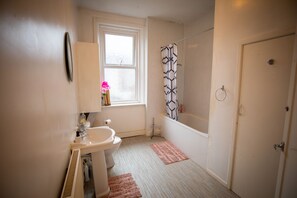 Shower, hair dryer, towels, soap - Sigmalife Apartment located in Wallsend Town Centre, near all local amenities... (Wallsend)