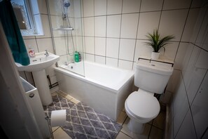 Douche, séchoir à cheveux, serviettes fournies, savon