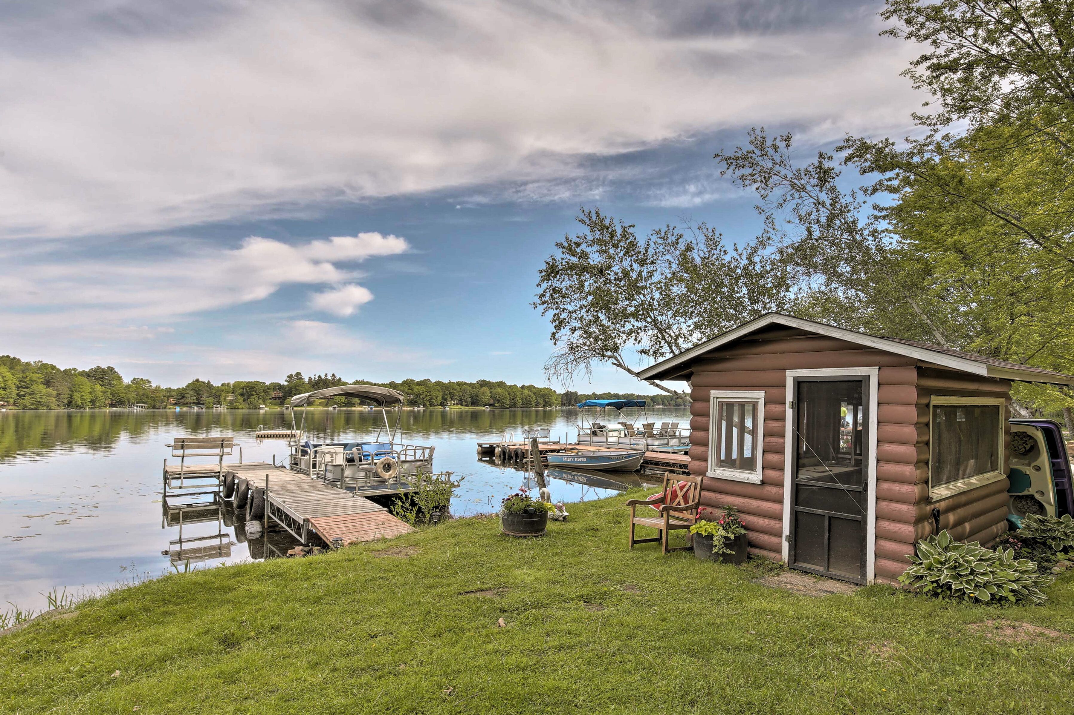 Lakefront New Auburn Apartment w/ Shared Dock