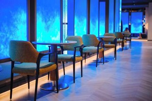A row of chairs and tables in a well-lit indoor space with a wooden floor. - Yinhehui Hotel (Changchun Railway Station Sasseur Zhongdong Outlet) (Changchun)