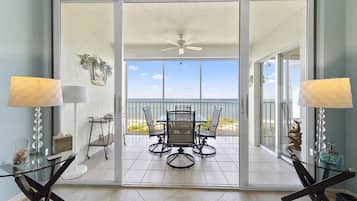 Íbúð - mörg rúm - einkasundlaug - útsýni yfir strönd (808) | Stofa | 40-tommu sjónvarp með kapalrásum