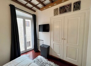 2 quartos, cofres nos quartos, escrivaninha