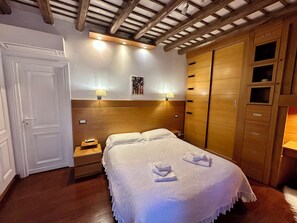 2 Schlafzimmer, Zimmersafe, Schreibtisch, Bügeleisen/Bügelbrett