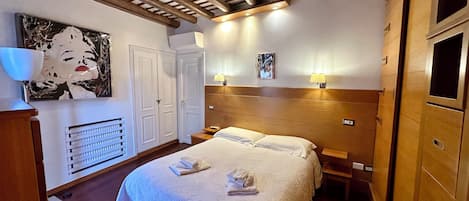 2 camere, una cassaforte in camera, una scrivania, ferro/asse da stiro