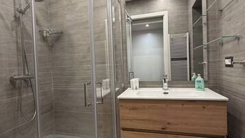 Shower, hair dryer, bidet, towels