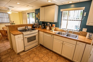 House, Multiple Beds, Private Pool, Pool View | Private kitchen | Fridge, microwave, oven, stovetop