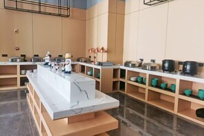 Une cuisine moderne dotée de plans de travail en marbre, d’étagères en bois et de divers appareils de cuisine.