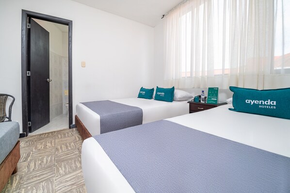 Economy Quadruple Room | Hypo-allergenic bedding, free WiFi, bed sheets - Ayenda Cielos Abiertos (Villavicencio)