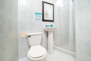 Shower, free toiletries, towels, soap - Ayenda Cielos Abiertos (Villavicencio)