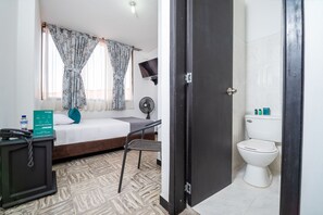 Habitación individual económica | Baño | Regadera, amenidades de baño gratuitas, toallas, jabón 