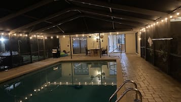 Una piscina al aire libre, una piscina climatizada