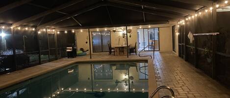 Een buitenzwembad en een verwarmd zwembad