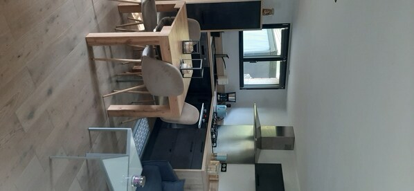 Interior - Studio between lake and mountains (Dingy st clair)