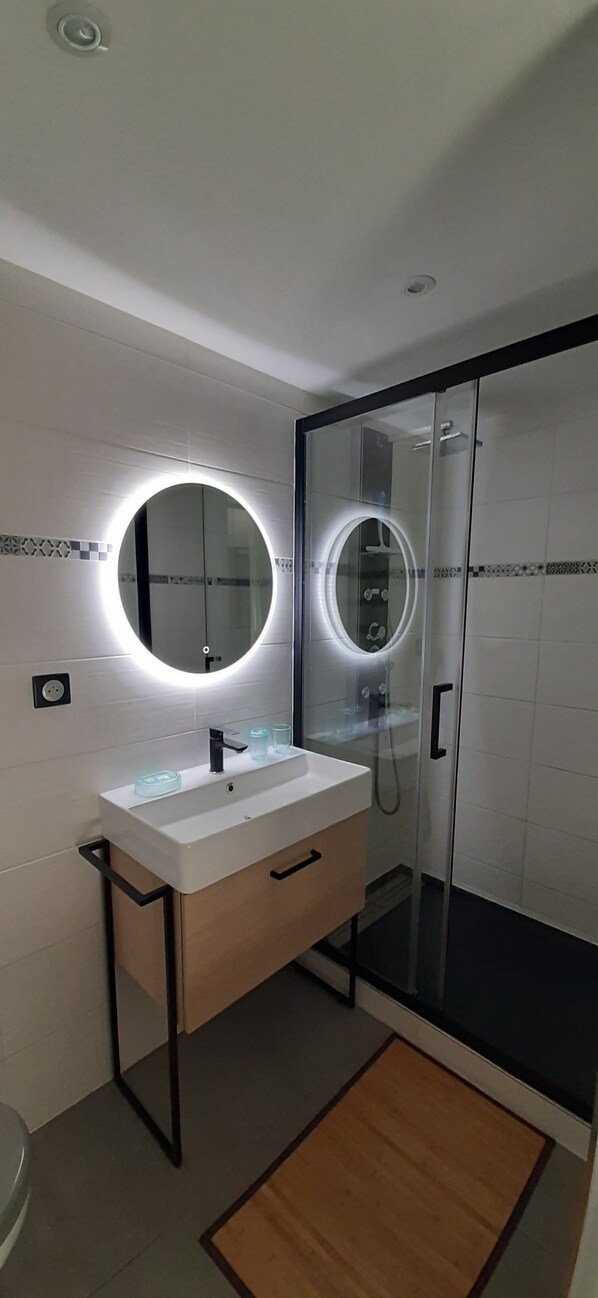 Douche, séchoir à cheveux