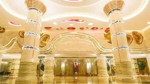 Un lobby amplio con techos altos, grandes columnas y un diseño moderno.