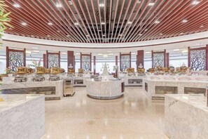 A spacious lobby with marble counters and a high ceiling with wooden slats. - Shenghao Seasons Hotel (Huimin)