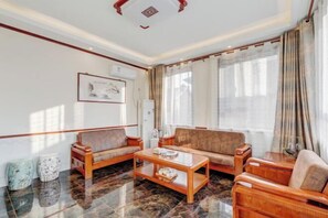 Una sala de estar moderna con un juego de sofá, una mesa de centro y jarrones decorativos.
