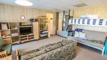 House, Multiple Beds, Private Pool | Living room | 40-inch TV with cable channels