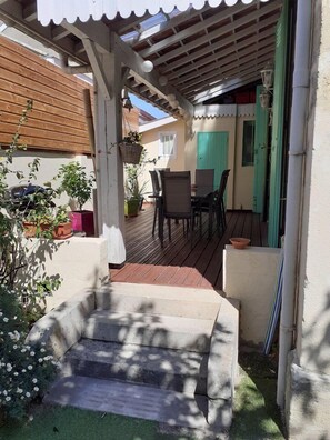 تناول الطعام بالخارج