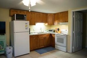 Casa, varias camas, cocina, vista al jardín | Cocina privada | Cafetera y tetera