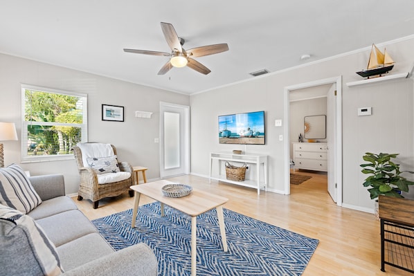 House, 1 Queen Bed with Sofa bed, Patio, Garden View | Living room | 40-inch TV with cable channels