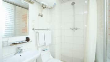 Een badkamer met een wit wastafel, toilet en douche.
