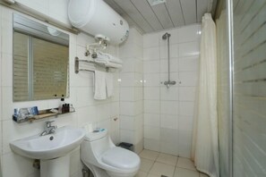 A bathroom with a sink, toilet, and shower. - Changchun Yuanyuan Business Hotel (Jida Second Hospital Yatai Hospital Area Branch) (Changchun)