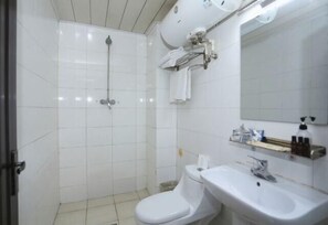 A bathroom with a toilet, sink, and shower. - Changchun Yuanyuan Business Hotel (Jida Second Hospital Yatai Hospital Area Branch) (Changchun)