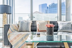 Habitación Prestigio | Área de sala de estar | Smart TV, Netflix y servicios de streaming