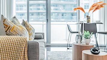 Condo empresarial | Área de sala de estar | Smart TV, Netflix y servicios de streaming